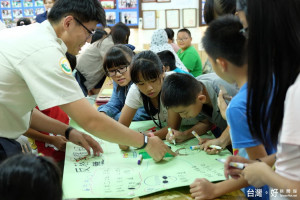 佳里區公所替代役男溫馨關懷學童暑假期間課後照顧活動。（記者邱仁武／攝）