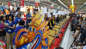 慶祝來台28週年，家樂福內壢店製作20公尺Pizza巨龍分享民眾。