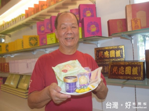 大安區研發糕餅產品已六十載的阿聰師（吳聰朝），產品參加全國競

賽紛紛告捷，令工廠員工至為雀耀，表示阿聰師的糕餅產品一定贊。（記者陳榮昌攝）
