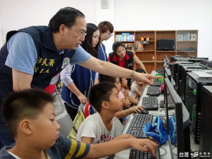 移民署延續去年辦理新住民免費電腦課程，桃園市服務站林萬益主任訪視新屋區埔頂國小開辦之「活用數位手札」課程