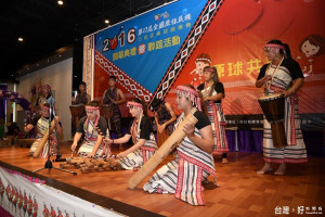 南搜縣今年主辦全國原民行政盃桌賽有原民團體表演。