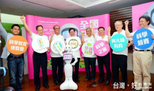 桃園市長鄭文燦14日下午前往教育部，出席「第56屆全國科展教育部全國記者會」。