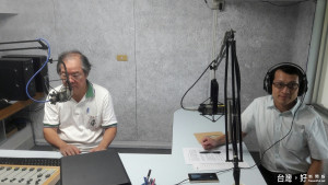 嘉義市警局政風室主任陳文章（右)接受專訪談他的政風工作　