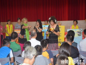大甲警分局警察志工在2016北台中青少年暑期研習營開訓時，表演防

詐騙宣導，劇情對談逗趣，引來哄堂大笑。（記者陳榮昌攝）
