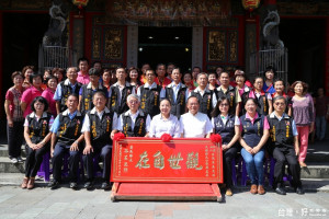 嘉義縣長張花冠贈匾感謝大士爺廟公益付出