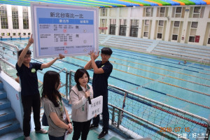 市議員賴惠員（右二）爭取游泳池公益時段，期盼委外經營新營游泳池能成為台南第一座。