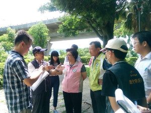 邱素貞議員與市府相關單位到快速道路旁會勘噪音問題
