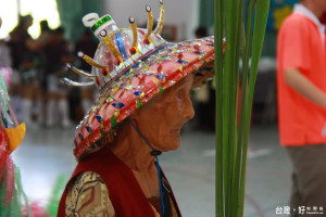 88歲的徐姓阿嬤頭戴寶特瓶等裝飾物成為亮點。（記者扶小萍攝）