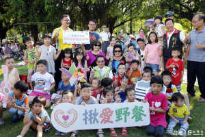 夏日親子野餐好正點 港坪公園足球場開趴