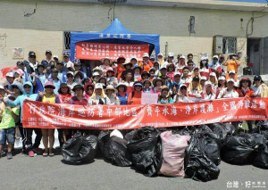 雲林縣14個單位共同在台西鄉夢幻沙灘舉辦「齊手承海、淨岸護灘」全國淨灘活動，清出各式垃圾總計1900公斤。（記者蘇榮泉攝）