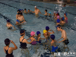 太平警方辦游泳夏令營。林重鎣攝