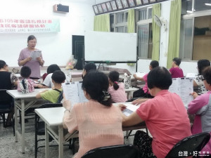 市府客委會辦研習活動，均以客語教學，並鼓勵親子共學，提升新住民對客家的認同。（記者黃玉鼎攝）