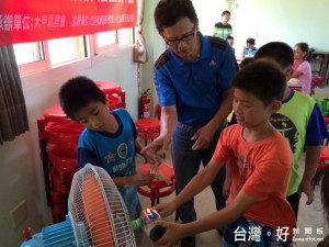 大甲區農會承辦105年度休閒農業區跨域整備計畫，西岐國小學童20

人參加由經濟部能源局與荒野保護協會共同策劃的「節能減碳綠色生

活地圖夏令營及工作坊」。（記者陳榮昌攝）