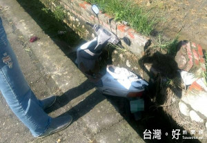 女子竊取路旁機車代步，卻連人帶車摔入排水溝內，送醫救治後，仍遭警方送辦。（記者陳昭宗拍攝）
