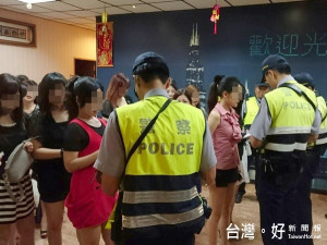 北港警分局為保護青少年暑期身心安全，規劃專案臨檢勤務，以執法行動表達貫徹查緝不法之決心。（記者陳昭宗拍攝）