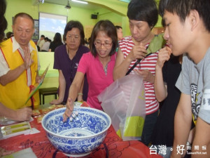 兩岸三地閩南傳統中秋博餅文化即將熱登場，中華民國博餅文化協會

理事長林文雄及幹部，昨日與阿聰師等人士接洽，決定今年承辦日期

與內容，林文雄肯定阿聰師熱衷承辦博餅決心。 （記者陳榮昌攝）