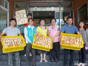 僑光科大麵包送暖到兒少之家
