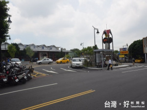 為提升大甲火車站周圍景點藝術、綠化、休閒等設備，中央及市府

軋數千萬元重金興建城心空間改造，工程中卻造成停車亂源，區公所

在眾反應，爭取場地開闢臨時停車場改善。（記者陳榮昌攝）