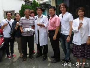 太平長安醫院取得「全民健康保險居家醫療照護整合計畫」後，長安

醫院副院長楊仕屹率醫療團隊走入社區服務，受到街坊鄰居的肯定與

歡迎。（記者陳榮昌攝）