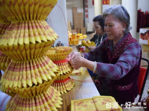  外埔區婦女周春江服待媽祖四十餘年，每天可見她在鎮瀾宮殿堂內

，擦卓椅、擦壁畫之外，還摺壽金、蓮花或壽紙光明燈等奉獻給媽祖

，信仰的精神著實可嘉。（記者陳榮昌攝）