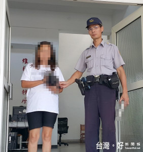 女子涉嫌酒駕，嚴重危害交通安全，遭警方逮捕移送法辦。（記者陳昭宗拍攝）