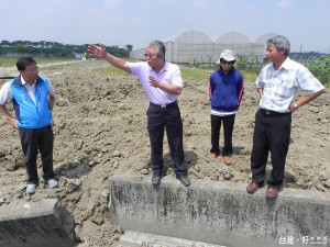 斗南石牛溪湍急水流沖塌水利灌溉溝渠，引起縣議員蔡東富等指責五河局推諉責任。