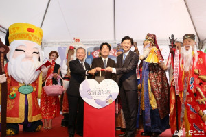市長賴清德[中]與文化局長葉澤山[右]、奇美食品董事長宋光夫[左]、6家月老廟代表揭開「月老節」序幕。