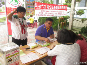 環保局結合8個社福團體到各集合式住宅宣導「以功代金」政策，減碳普渡做功德。