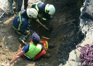 自來水埋設工程的陳姓工人遭鬆垮土石掩埋，經救護人員挖出送往台大雲林分院搶救中。（記者簡勇鵬攝）