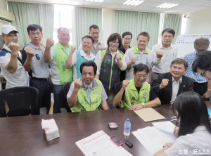 民進黨中央副秘書長李俊毅南下，陪同民進黨徵召參選的縣議員林哲凌登記。（記者蘇榮泉攝）