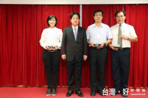 市府工程施工查核小組辦理「105年度台南市各區公所工程品質督導小組績效考核」成績出爐，在區長會議接受市長賴清德頒獎表揚。