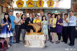 涂市長贈匾祝賀王廣禮、陳淑娥獲內政部105年特優里長