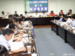 市議會29日上午針對第2屆第7次臨時會召開程序委員會議，由代理議長郭信良（中）主持，會中確定於8月15日至24日召開臨時會。