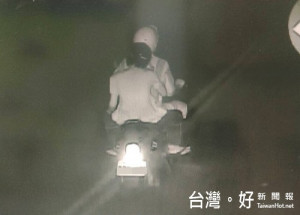 警方清查沿路監視器，清楚拍下鴛鴦盜竊車身影。（記者陳昭宗拍攝）