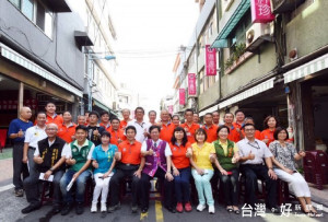 桃園市長鄭文燦前往中壢青果商圈進行訪視及交流。