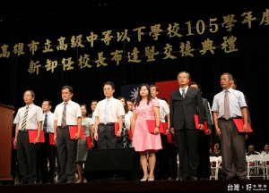 交接典禮今日上午於小港社教館舉行，今年新、卸任及異動校長共計113人。（圖／記者潘姿瑛攝）