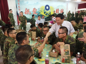 邱建富關心市籍新兵　叮嚀要多補充水分避免中暑