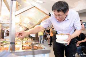 學校禁用一次性餐具，柯文哲視察南湖高中辦理情形。