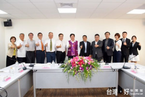桃園市長鄭文燦接見 Fenox Venture Capital共同創辦人兼執行長Anis Uzzaman及其團隊，以及TXA創新加速器總經理徐竹先等人。