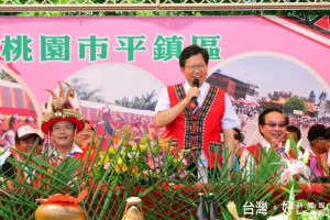 桃園市長鄭文燦前往平鎮建安宮對面廣場，出席「105年度桃園市平鎮區原住民族豐年祭ilisin活動」。