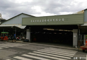 年久失修，建物結構老化的新化果菜市場外觀。（記者邱仁武／攝）

