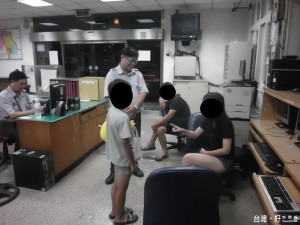 小學童騎腳踏車流浪至市區 熱心警通知家屬團圓送返家！