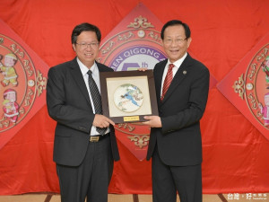 鄭文燦市長贈紫檀藝品  賀太極門五十週年慶，太極門掌門人洪道子博士(右)接受禮物