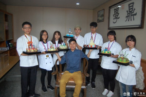 大德工商餐飲科學生在高雄易牙美食節競賽曩括6項獎牌。（記者簡勇鵬攝）