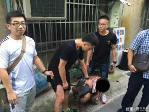 警界生力軍與毒犯搏鬥 飛撲順利壓制犯嫌