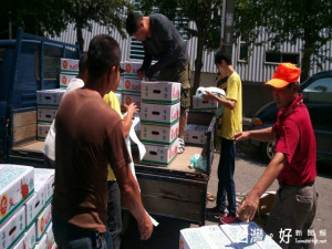 外埔區生產的紅龍果、蜂蜜昨日在區農會廣場，裝箱運銷香港，農民

做得辛苦、卻高興的甜在心裡。（記者陳榮昌攝）