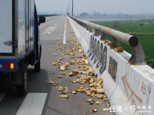 農曆七月，民間俗稱鬼月，一日一大早就有民眾在橋上拋大量金紙求

平安，破壞了環境及交通安全。（記者陳榮昌攝）