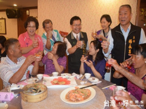 大甲區公所三日假潮港城餐廳表揚二十九位模範父親，區長劉來旺及

來賓逐一向受獎人及家屬敬酒（茶）祝賀，場面熱鬧溫馨。（記者陳

榮昌攝）