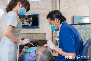遠東牙醫集團總院長林孟儒醫師，為辛苦的爸爸做牙齒總體檢。（記者邱仁武／攝）