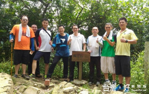 北港警分局為提倡正當休閒活動，前往獨立山健行步道辦理員警文康活動，沿途不忘向民眾宣導犯罪預防。（記者陳昭宗拍攝）
